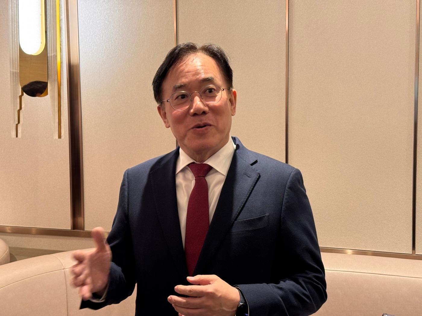 본문 이미지 - 정철동 LG디스플레이 사장이 12일 오전 서울 송파구 롯데호텔월드에서 열린 한국디스플레이산업협회 정기총회 전 기자들과 만나 질문에 답변하고 있다.