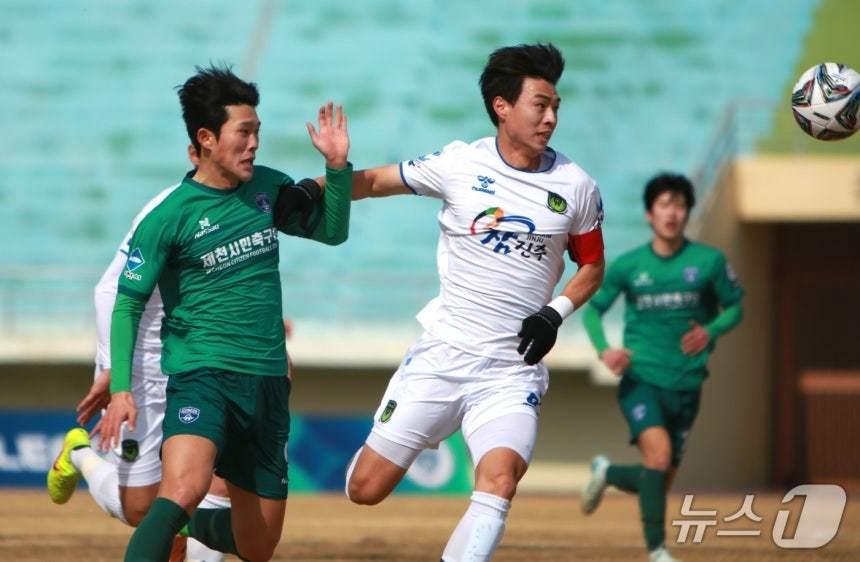 본문 이미지 -  지난 8일 제천종합운동장에서 펼쳐진 K4 리그에서 제천시민축구단 선수(녹색 유니폼)가 진주시민축구단 선수와 볼 경합을 벌이고 있다./뉴스1 손도언 기자