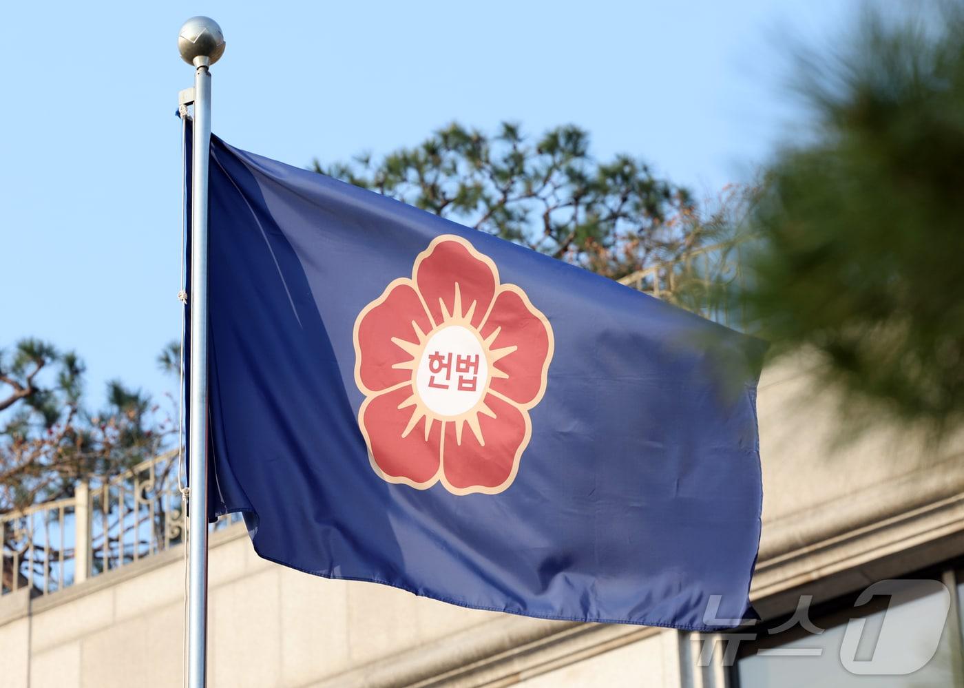 본문 이미지 - '최종심'인 대법원의 확정 판결에 대한 헌법소원을 청구할 수 있는 내용이 포함된 '사법개혁 3법이 12일 0시 전자 관보를 통해 정식 공포됐다. 사진은 이날 서울 종로구 헌법재판소. 2026.3.12 ⓒ 뉴스1 김진환 기자