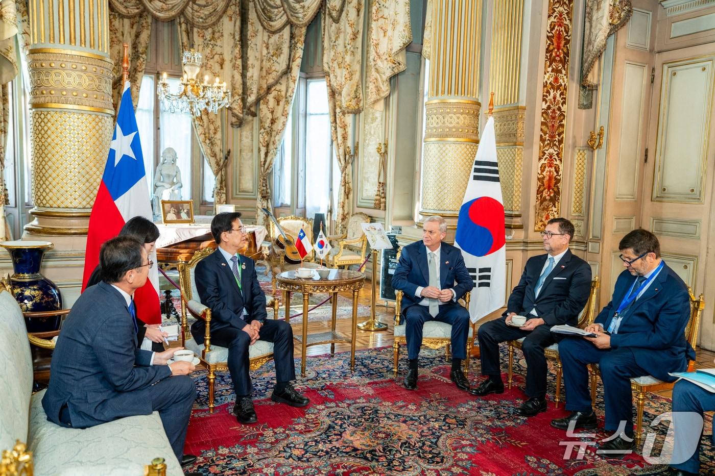 본문 이미지 -  정일영 의원이 10일 칠레 산티아고에서 호세 안토니오 카스트 칠레 신임 대통령을 예방하고 이재명 대통령의 취임 축하 인사와 친서를 전달하고 있는 모습. 2026.03.12. (외교부 제공)