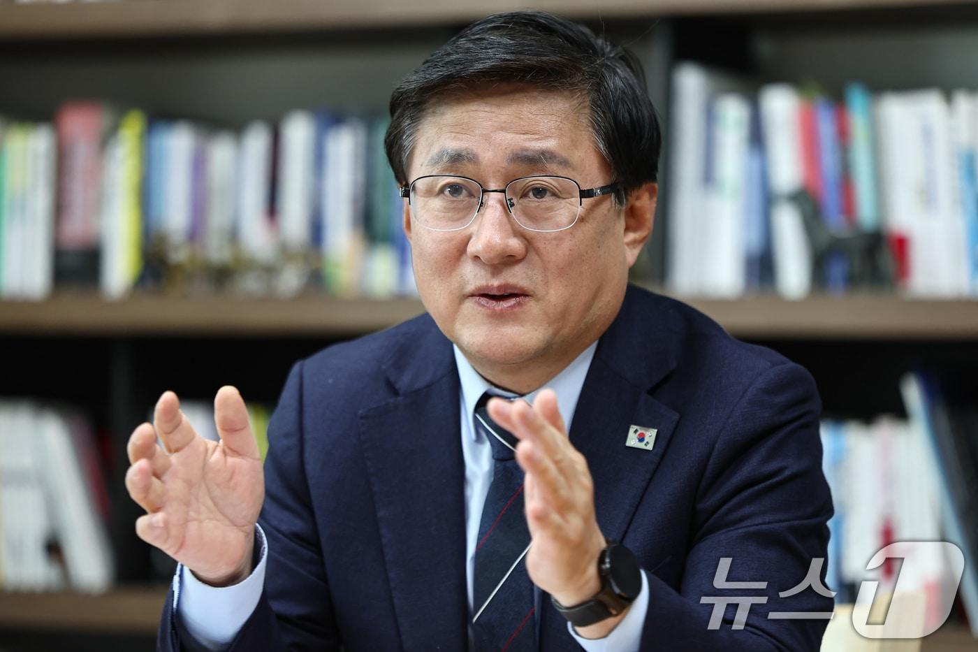 본문 이미지 - 김성환 기후에너지환경부 장관이 서울 여의도 국회에서 뉴스1과 인터뷰를 하고 있다. 2026.3.12 ⓒ 뉴스1 김도우 기자