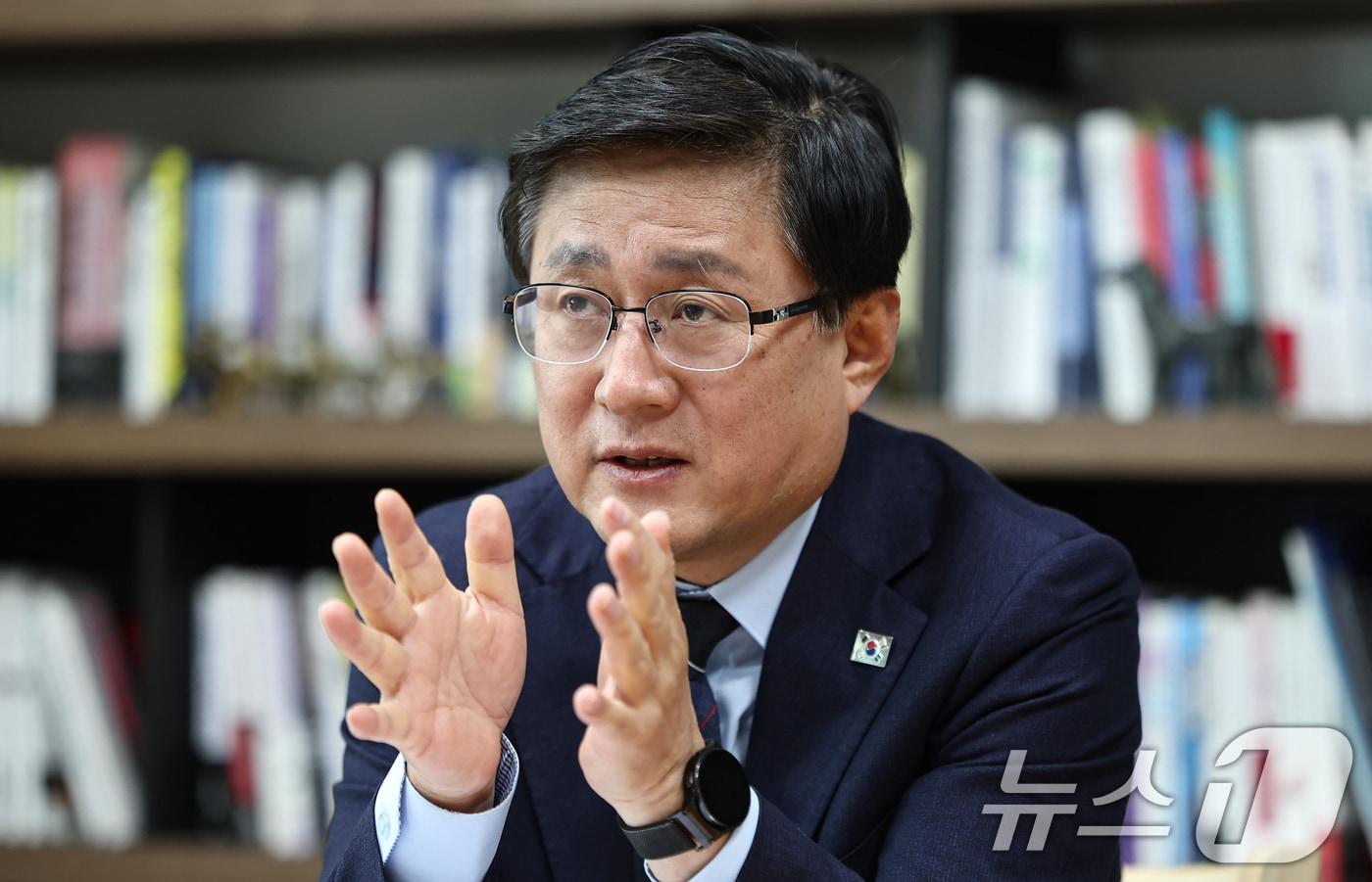 본문 이미지 - 김성환 기후에너지환경부 장관이 서울 여의도 국회에서 뉴스1과 인터뷰를 하고 있다. 2026.3.12 ⓒ 뉴스1 김도우 기자