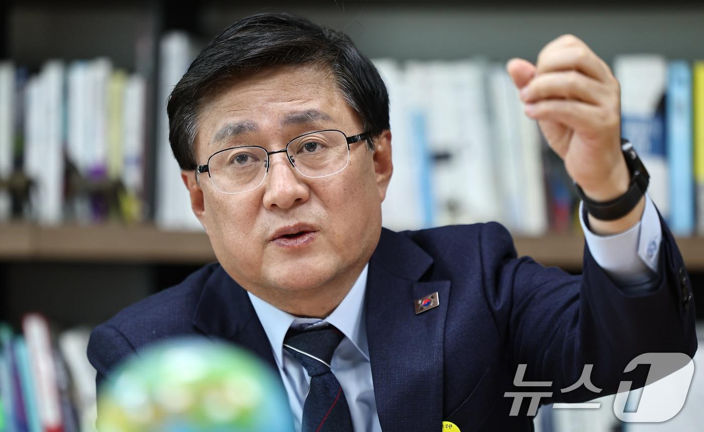 본문 이미지 - 김성환 기후에너지환경부 장관이 12일 서울 여의도 국회에서 뉴스1과 인터뷰를 하고 있다. 2026.3.12 ⓒ 뉴스1 김도우 기자