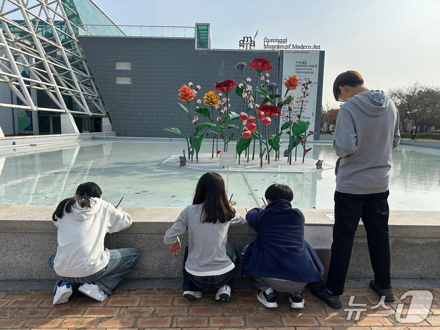본문 이미지 - 경기문화재단 경기도미술관이 '2026 G뮤지엄스쿨'을 4월부터 운영한다. 사진은 '조각탐험' 프로그램 진행 모습.(경기문화재단 제공. 재판매 및 DB금지)/뉴스1