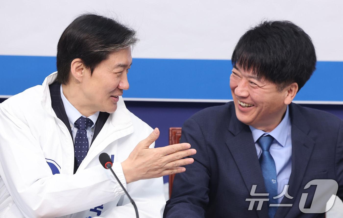 본문 이미지 - 조국 조국혁신당 대표가 12일 서울 여의도 국회에서 열린 6·3 지방선거 혁신 인재 1호 영입식에서 안광호 전 인천경제자유구역청 본부장과 대화하고 있다. 2026.3.12 ⓒ 뉴스1 신웅수 기자