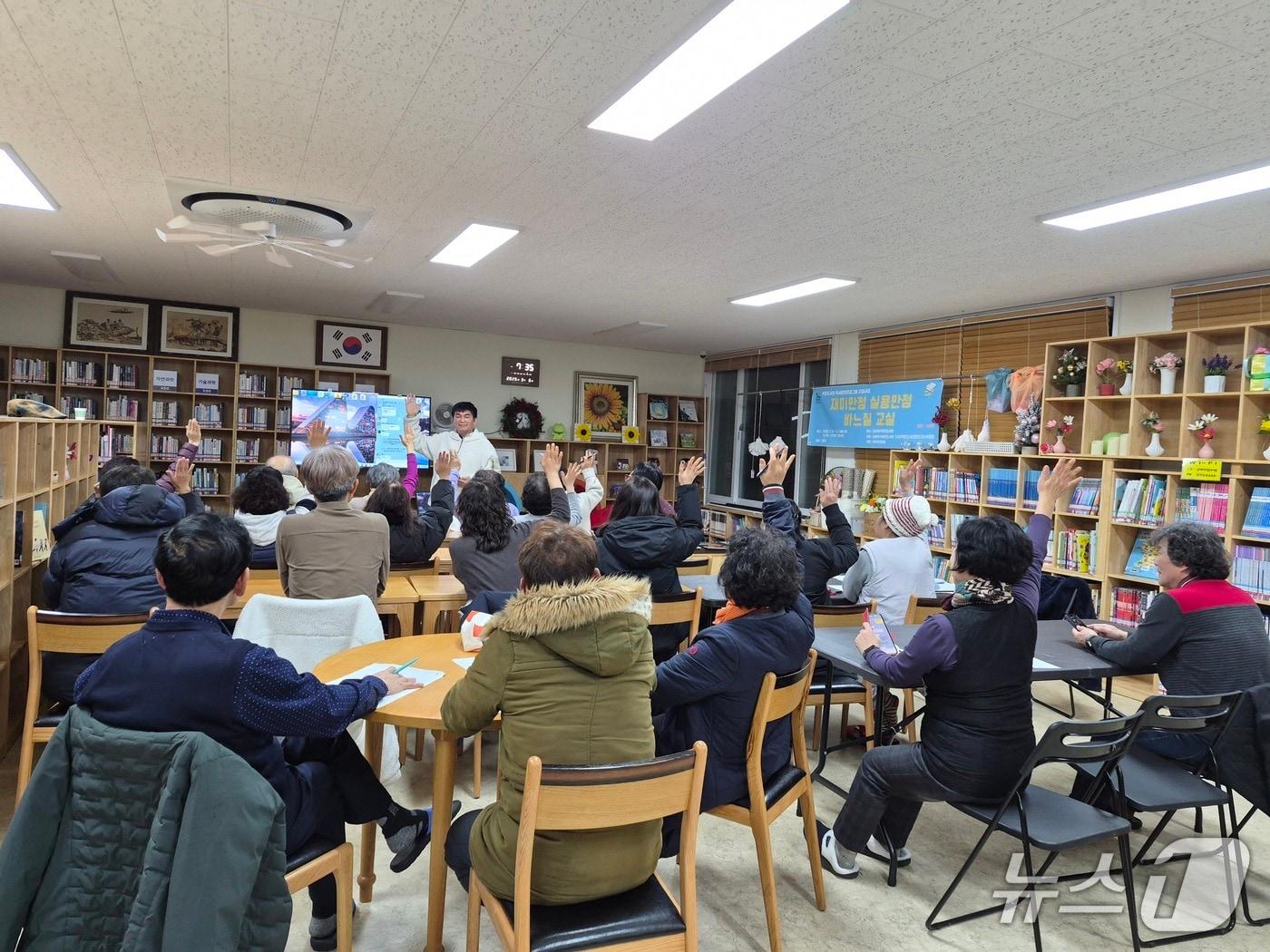 본문 이미지 - 금산군가족센터 남이면작은도서관 디지털 교육 프로그램 모습(금산군 제공.재판매 및 DB금지)/뉴스1