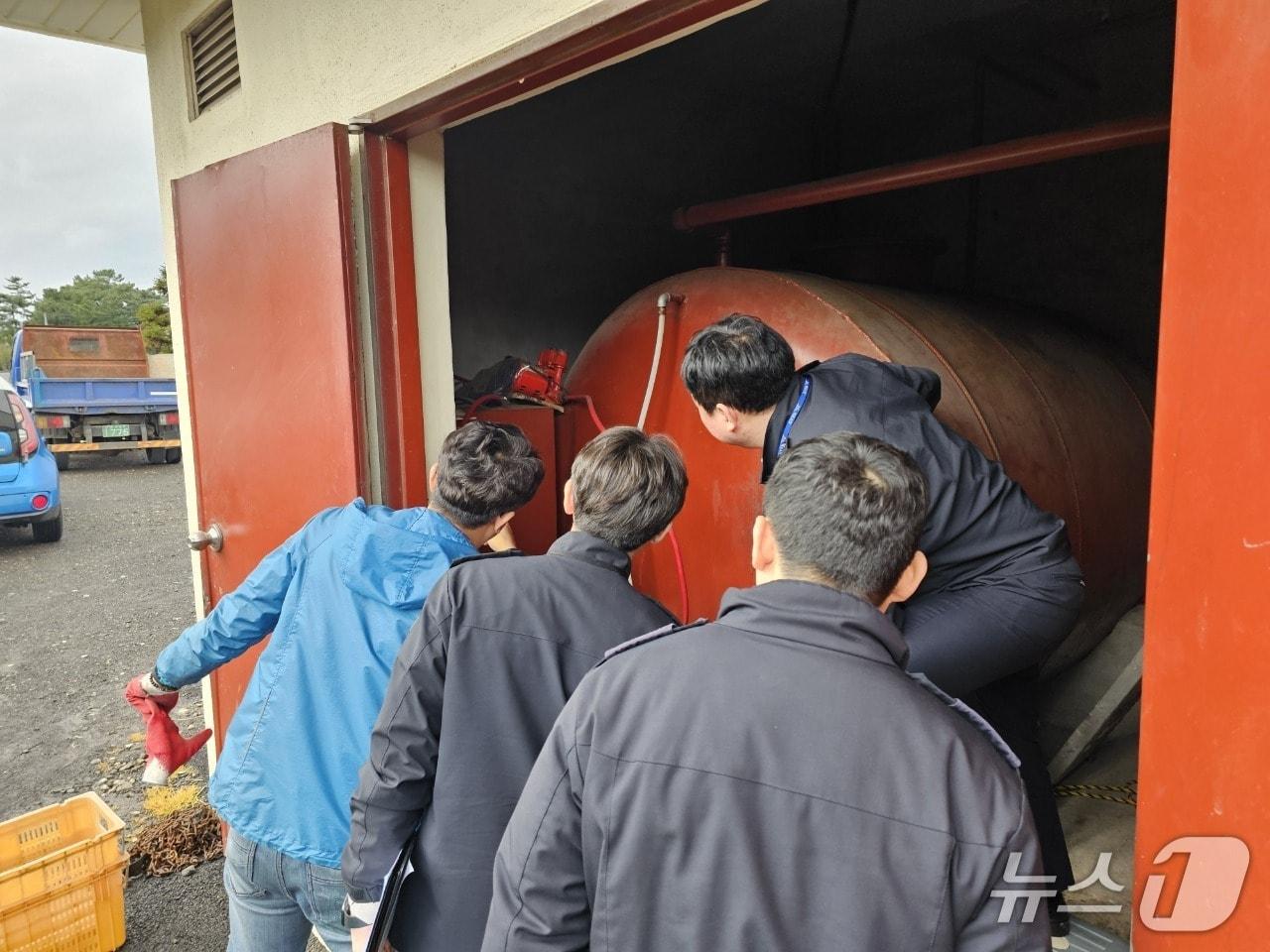 본문 이미지 - 위험물 현장 점검(제주소방본부 제공. 재판매 및 DB금지)/뉴스1