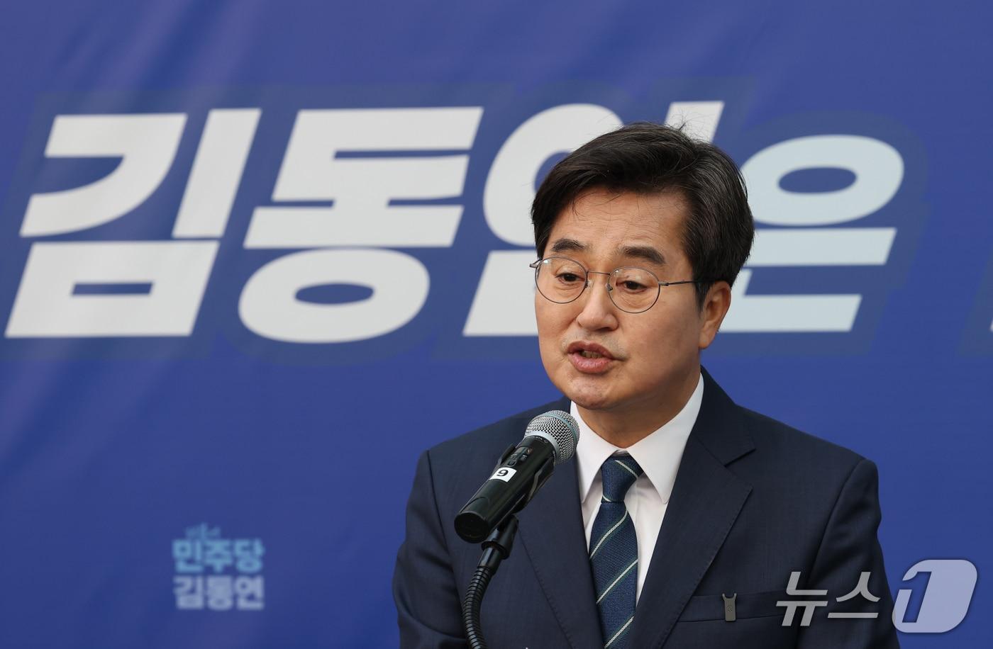 본문 이미지 - 김동연 경기도지사가 12일 오전 안양역사 2층에서 재선 도전을 공식 선언하고 있다. ⓒ 뉴스1 김영운 기자