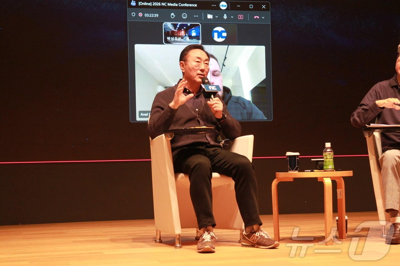 본문 이미지 - 박병무 엔씨소프트 공동대표가 12일 판교 사옥에서 열린 ‘2026 엔씨 경영 전략 간담회’에서 경영 방향성을 설명하고 있다.2026.3.12 ⓒ 뉴스1 김민재 기자