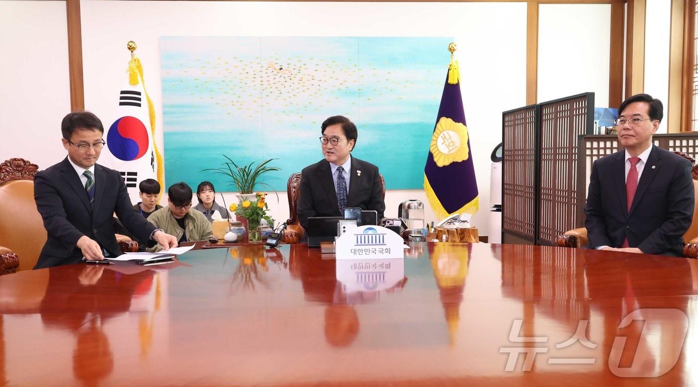 본문 이미지 - 우원식 국회의장이 12일 서울 여의도 국회에서 열린 의장 주재 여야 원내대표 회동에서 발언을 하고 있다. 왼쪽부터 한병도 더불어민주당 원내대표, 우원식 국회의장, 송언석 국민의힘 원내대표. 2026.3.12 ⓒ 뉴스1 국회사진기자단