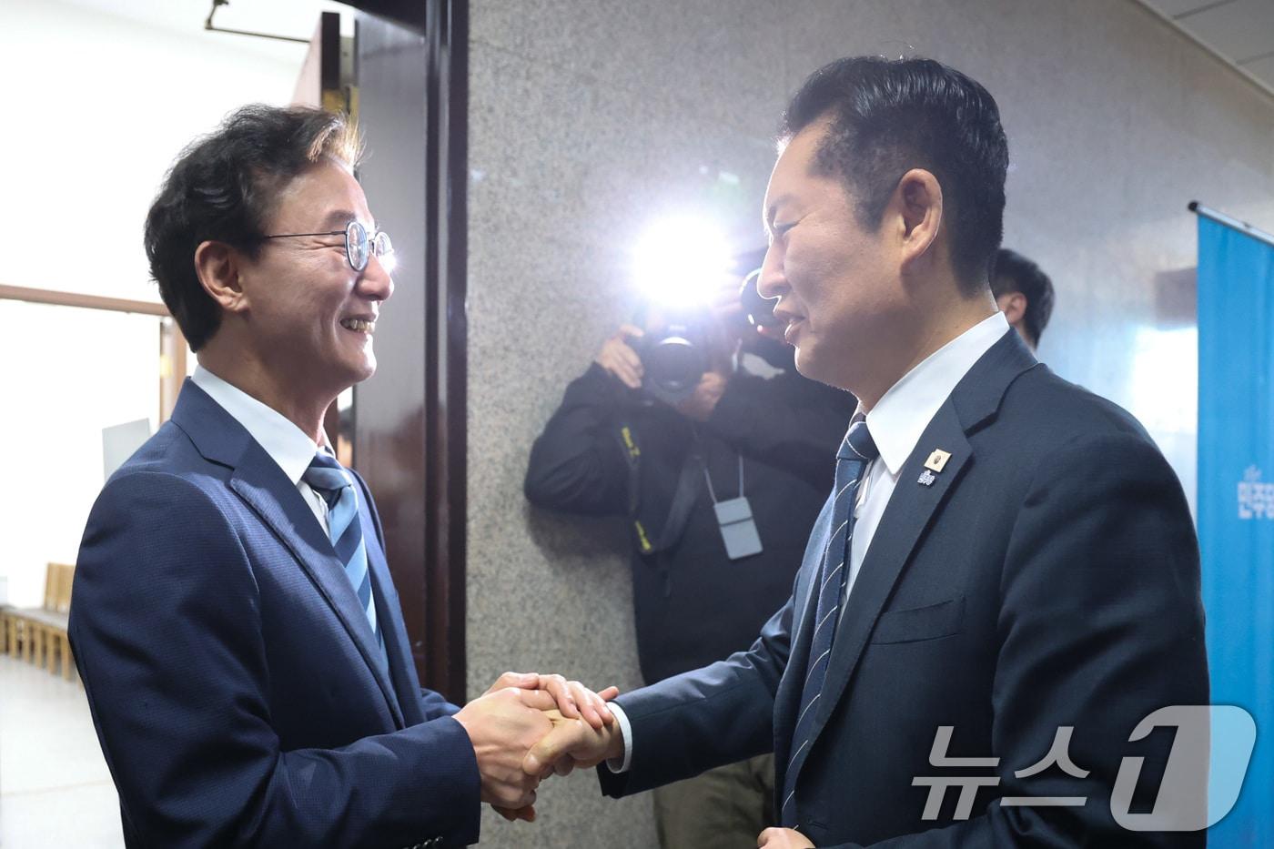 본문 이미지 - 정청래 더불어민주당 대표가 12일 서울 여의도 국회에서 전재수 더불어민주당 의원을 접견하고 있다. 2026.3.12 ⓒ 뉴스1 신웅수 기자