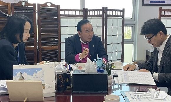 본문 이미지 - 국회 국민의힘 박덕흠 의원(가운데)이 행정안전부 관계자와 옥천군 충북도의원 정수에 관한 논의를 하고 있다.(박덕흠의원실 제공. 재판매 및 DB금지) 