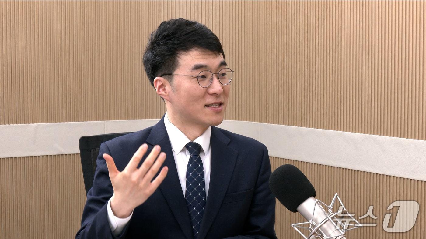 본문 이미지 - 김남국 더불어민주당 대변인이 12일 뉴스1TV '팩트앤뷰'에 출연해 질문에 답하고 있다.(뉴스1TV '팩트앤뷰' 캡처)