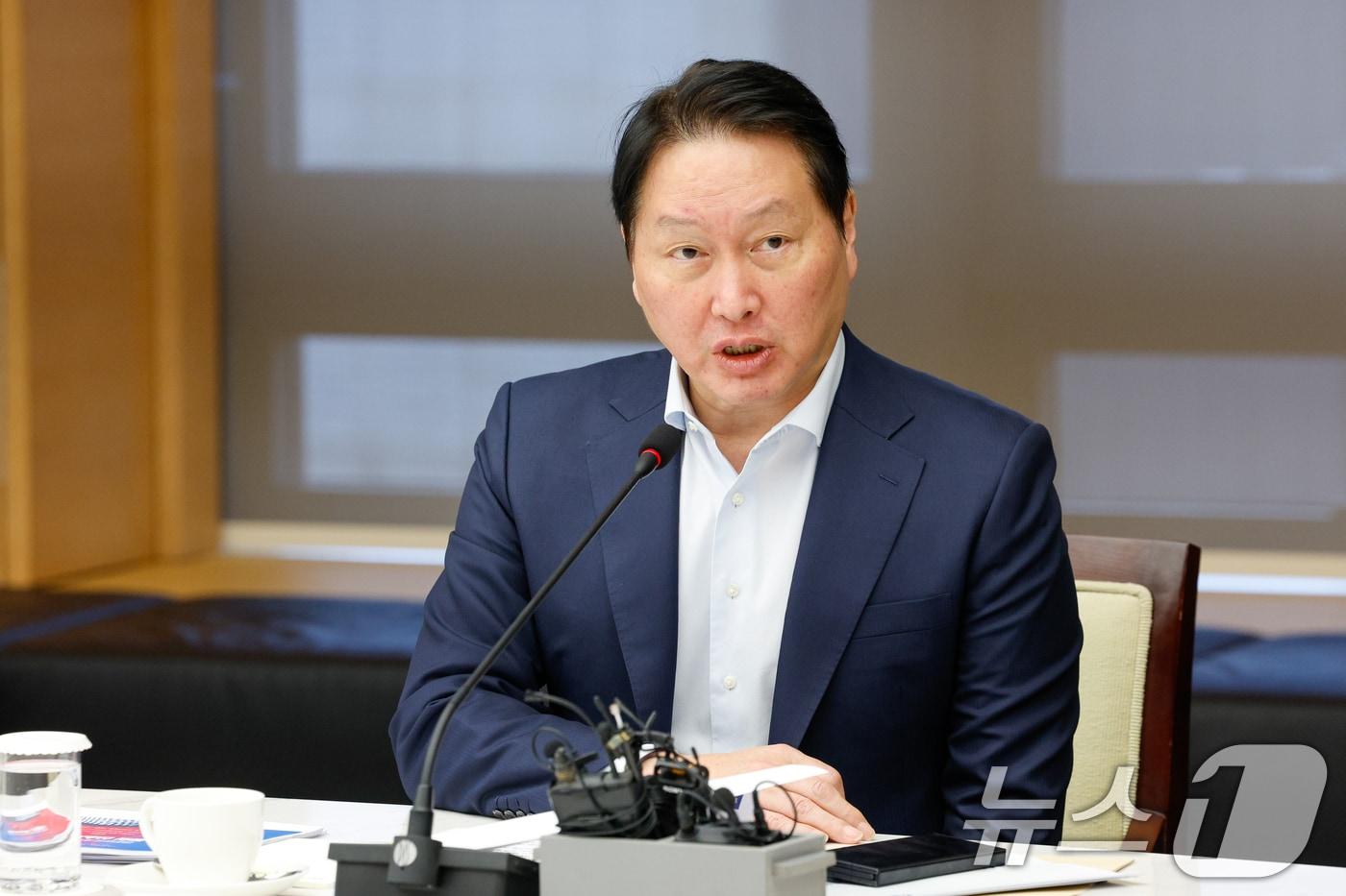 본문 이미지 - 최태원 대한상공회의소 회장이 12일 서울 중구 대한상의에서 열린 '기업혁신 지원 민관협의체 킥오프 회의'에 참석해 모두 발언을 하고 있다. 2026.3.12 ⓒ 뉴스1 안은나 기자