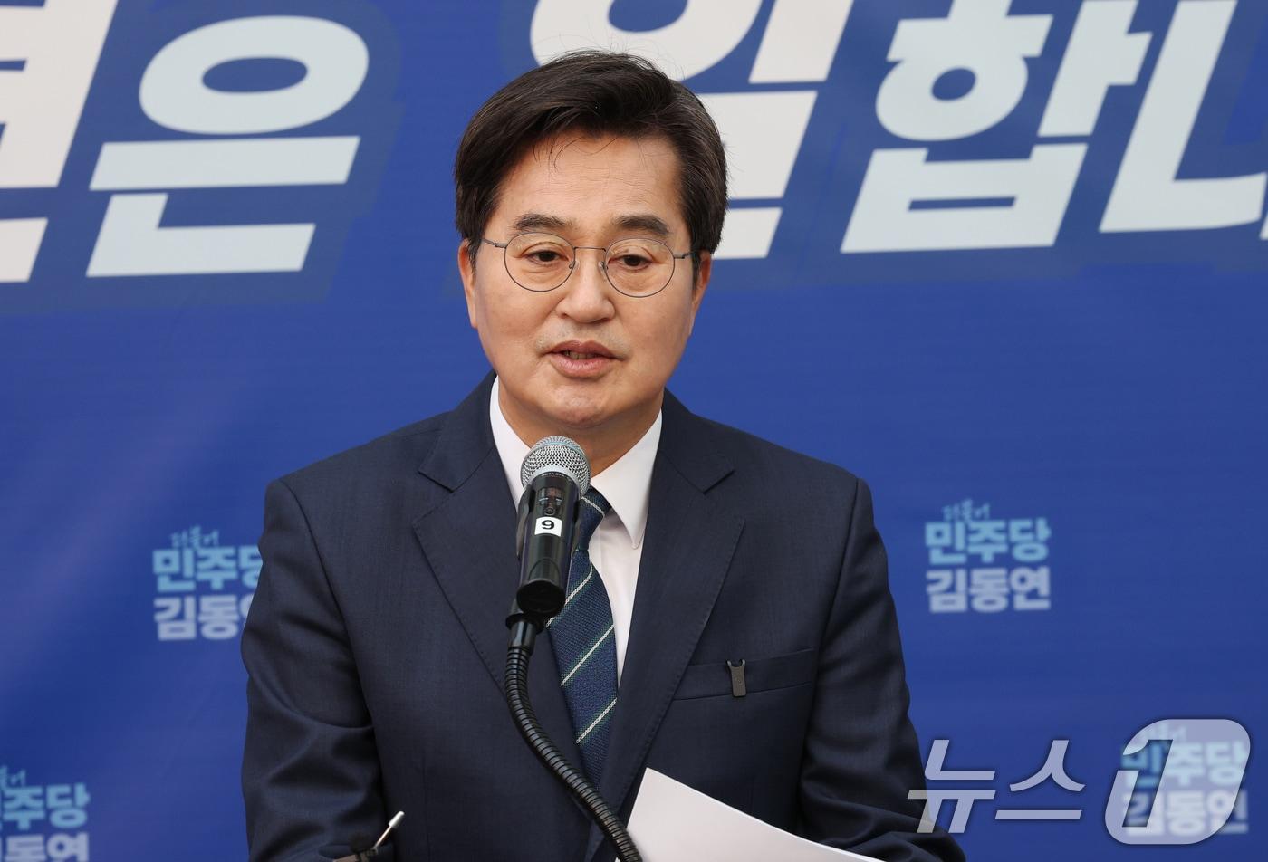 본문 이미지 - 김동연 경기도지사가 12일 안양시 만안구 안양역에서 경기도지사 출마선언 기자회견을 하고 있다. 2026.3.12 ⓒ 뉴스1 김영운 기자