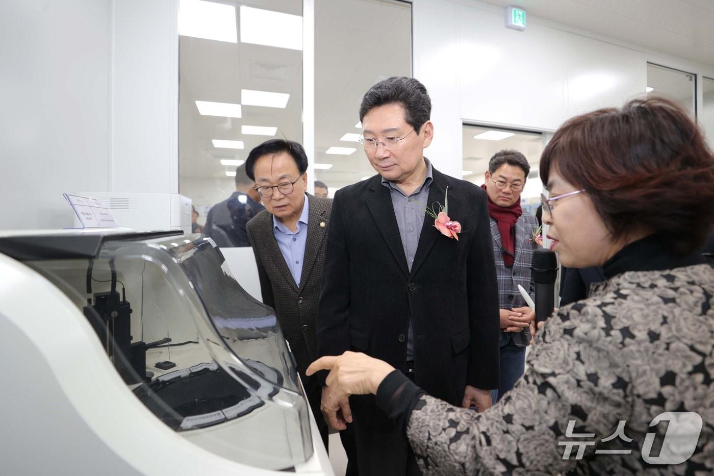 본문 이미지 - 이상일 시장이 11일 용인시농업기술센터에 신축한 농산물안전분석실에서 시설과 장비를 둘러보고 있는 모습.(용인시 제공)