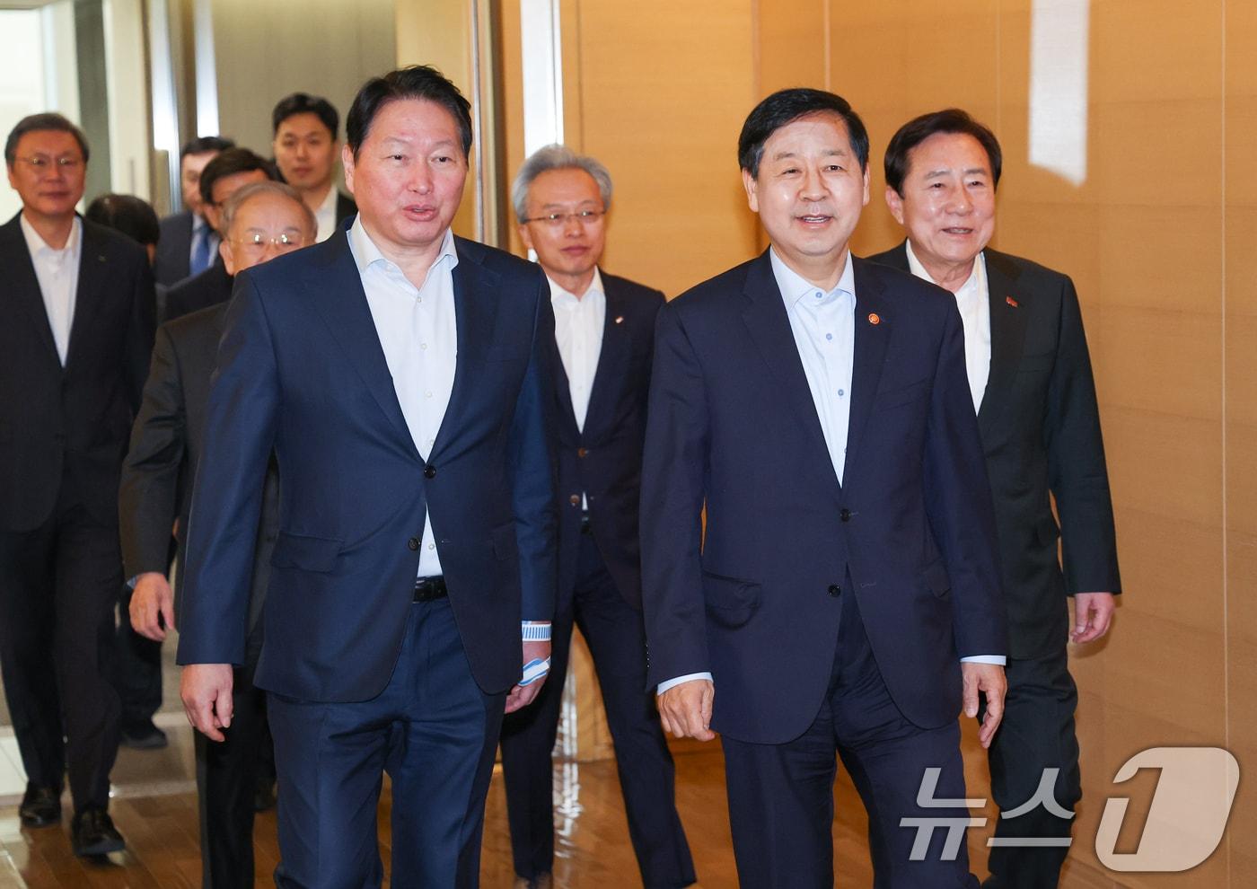 본문 이미지 - 구윤철 경제부총리 겸 재정경제부 장관, 최태원 대한상공회의소 회장이 12일 서울 중구 대한상의에서 열린 '기업혁신 지원 민관협의체 킥오프 회의'에 입장하고 있다. 2026.3.12 ⓒ 뉴스1 안은나 기자