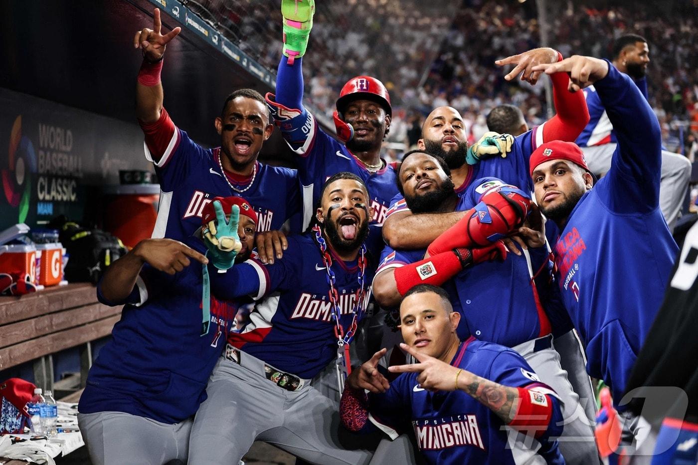 본문 이미지 - 도미니카공화국 선수들이 12일(한국시간) 열린 베네수엘라와 2026 WBC 1라운드 D조 최종전에서  4회초 득점 후 기뻐하고 있다. ⓒ AFP=뉴스1 ⓒ AFP=뉴스1