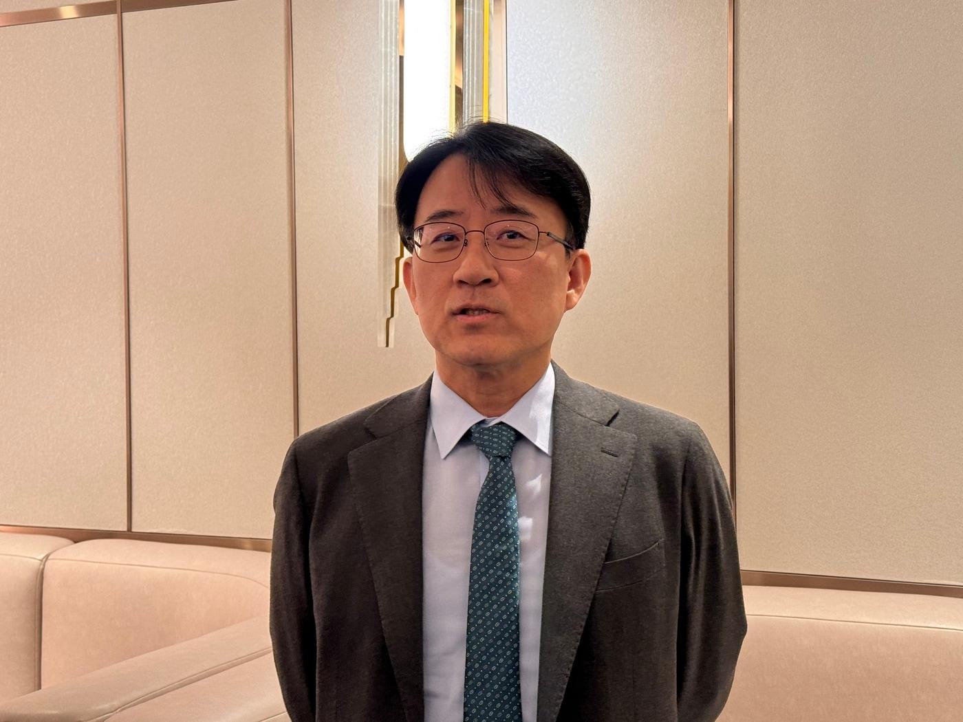 본문 이미지 - 이청 삼성디스플레이 사장이 12일 오전 서울 송파구 롯데호텔월드에서 열린 한국디스플레이산업협회 정기총회 전 기자들과 만나 질문에 답변하고 있다.