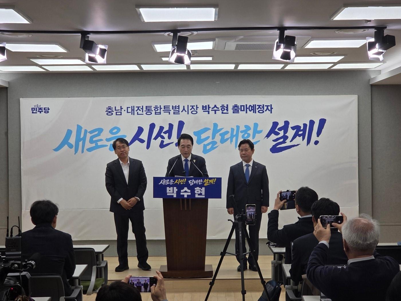 본문 이미지 - 박수현 충남지사 출마 예정자(가운데)가 도청 프레스센터에서 자신이 공동선대본부장으로 선임한 박정현 전 부여군수(오른쪽)와 김하진 전 민주당 아산(을) 지역위원장 직무대행을 소개하고 있다.2026.3.12/뉴스1