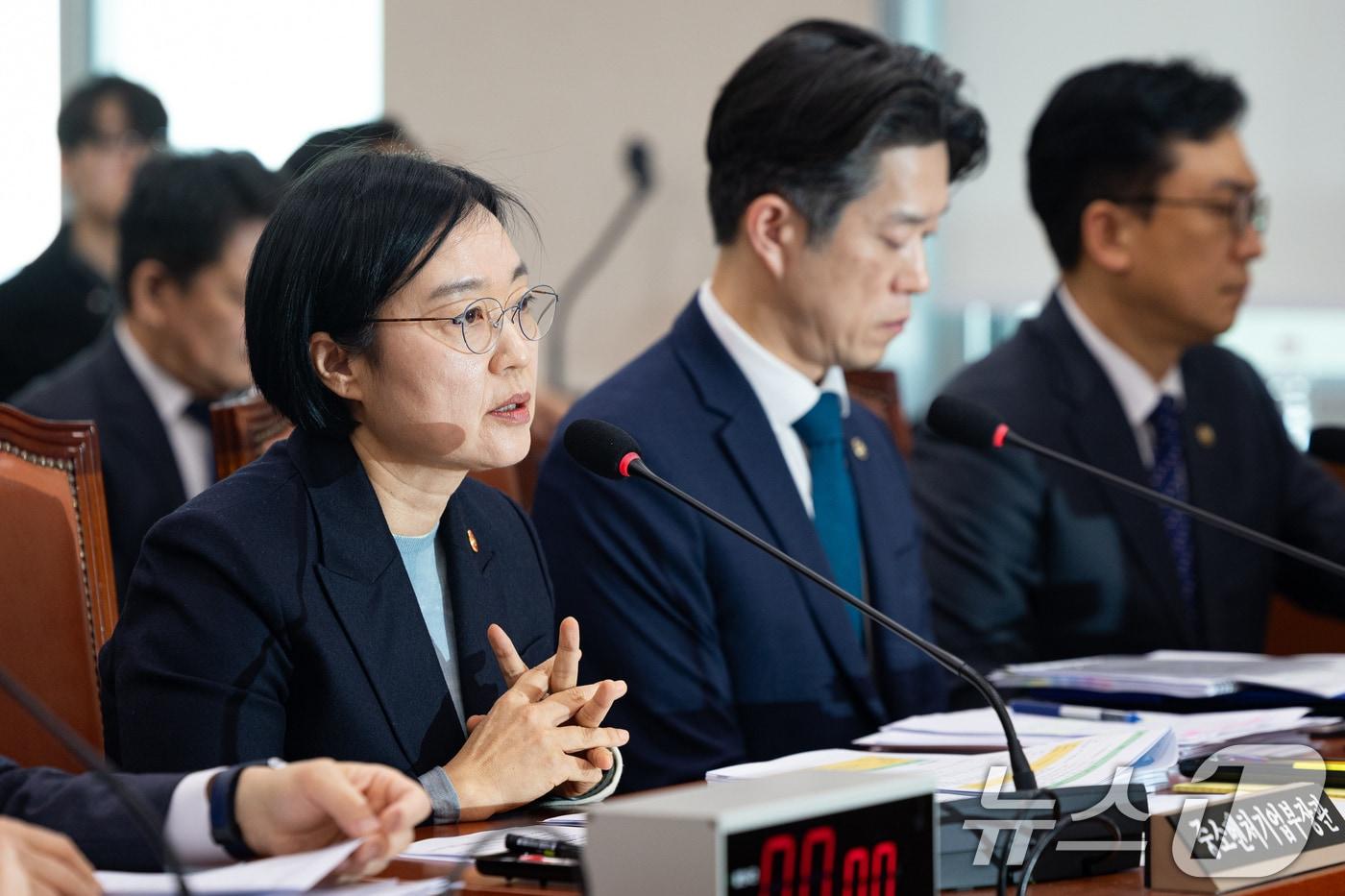 본문 이미지 - 한성숙 중소벤처기업부 장관이 12일 서울 여의도 국회에서 열린 제433회 국회(임시회) 산업통상자원중소벤처기업위원회 제2차 전체회의에서 법안 관련 의견을 밝히고 있다. 2026.3.12 ⓒ 뉴스1 유승관 기자
