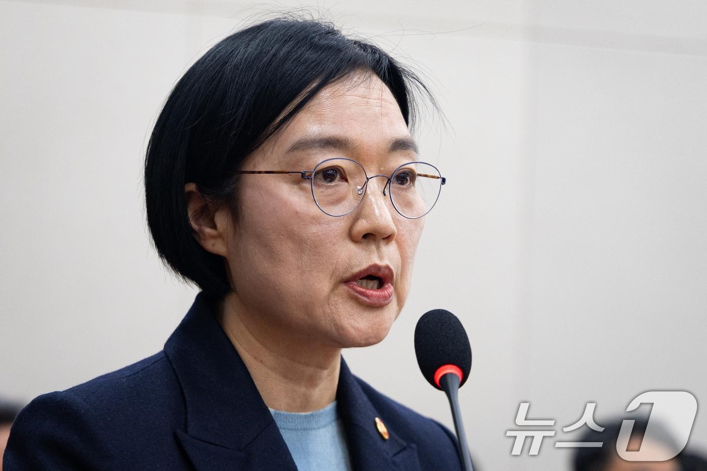 본문 이미지 - 한성숙 중소벤처기업부 장관이 12일 서울 여의도 국회에서 열린 제433회 국회(임시회) 산업통상자원중소벤처기업위원회 제2차 전체회의에서 법안 의결 인사말을 하고 있다. 2026.3.12 ⓒ 뉴스1 유승관 기자