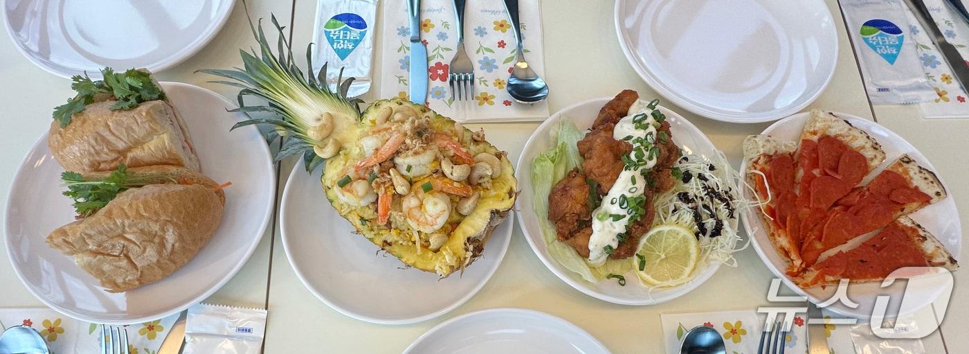 본문 이미지 - 지난 10일 울산세계음식문화관 프레스데이 행사에서 공개된 각국 메뉴. 사진은 베트남 고기반미(왼쪽부터), 태국 카우팟 쌉빠롯 볶음밥, 일본 치킨난반, 이탈리아 페퍼로니 피자. 2026.3.10/뉴스1 ⓒ 뉴스1 조민주 기자