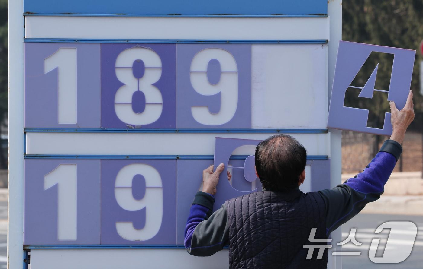 본문 이미지 - 중동 전쟁 여파로 고공행진을 이어가던 주유소 기름값이 소폭 하락한 가운데 12일 오전 대전 유성구 한 주유소에서 관계자가 휘발유와 경유 가격을 조정하고 있다.  2026.3.12 ⓒ 뉴스1 김기태 기자