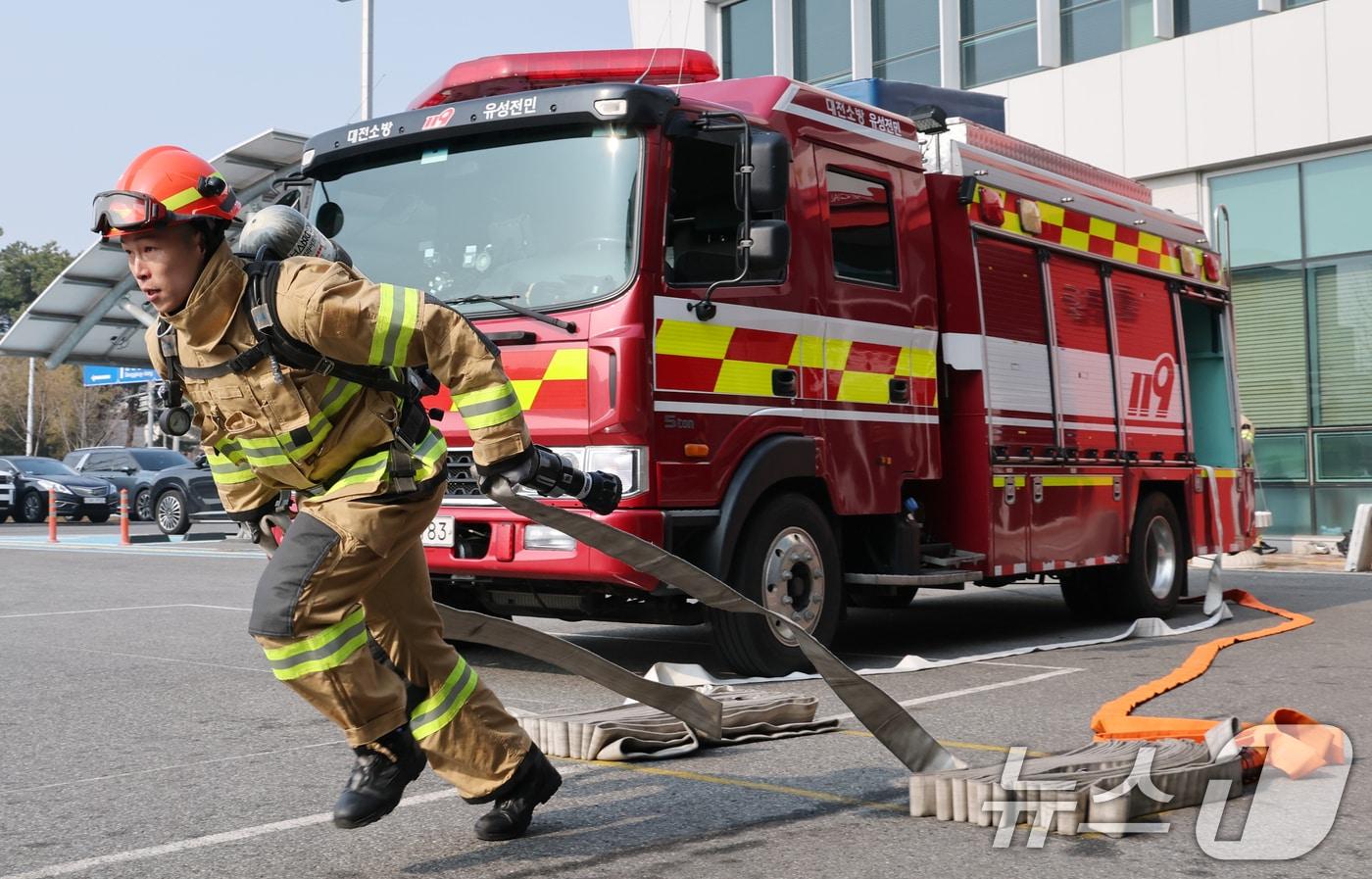 본문 이미지 - 12일 대전 유성구 119특수대응단에서 열린 대전소방기술경연대회 최강소방관 종목에 참가한 소방관들이 기량을 뽐내고 있다. 2026.3.12 ⓒ 뉴스1 김기태 기자