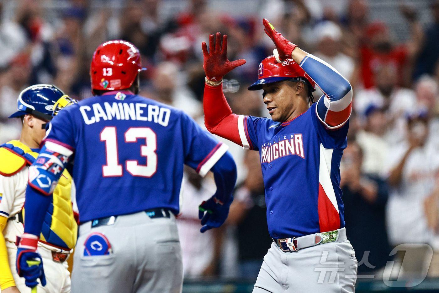 본문 이미지 - 도미니카공화국은 12일(한국시간) 열린 베네수엘라와 2026 WBC 1라운드 D조 최종전에서 홈런 네 방을 몰아쳐 7-5로 승리했다. ⓒ AFP=뉴스1 ⓒ AFP=뉴스1