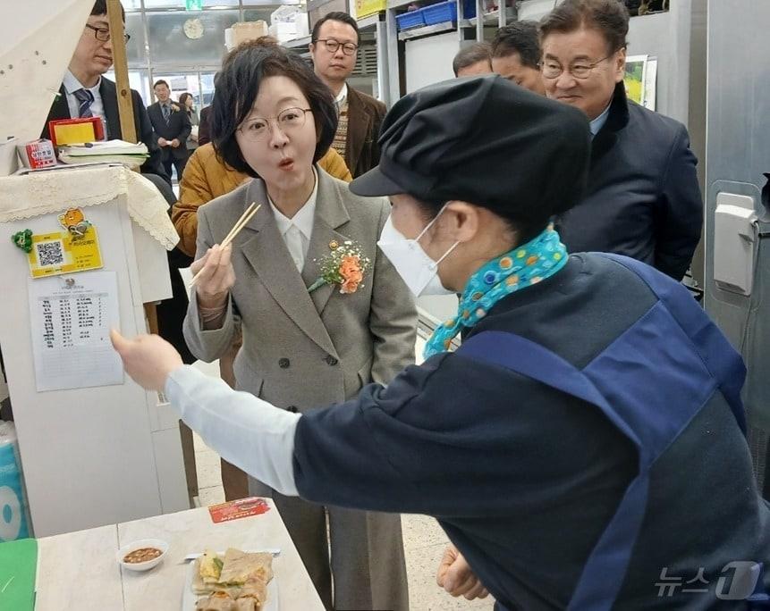 본문 이미지 - 식품의약품안전처(식약처)가 12일 강원 영월중앙시장을 식품안전구역으로 지정한 가운데, 이날 오유경 식약처장이 영월중앙시장을 찾아 식당의 주요 메뉴를 맛보며 음식점 관계자와 이야기를 나누고 있다. 조선 6대 임금 단종의 유배지인 영월군은 단종을 다룬 영화 '왕과 사는 남자'(왕사남)의 흥행으로 지역 관광객 수를 늘리고 있다. 2026.3.12 ⓒ 뉴스1 신관호 기자