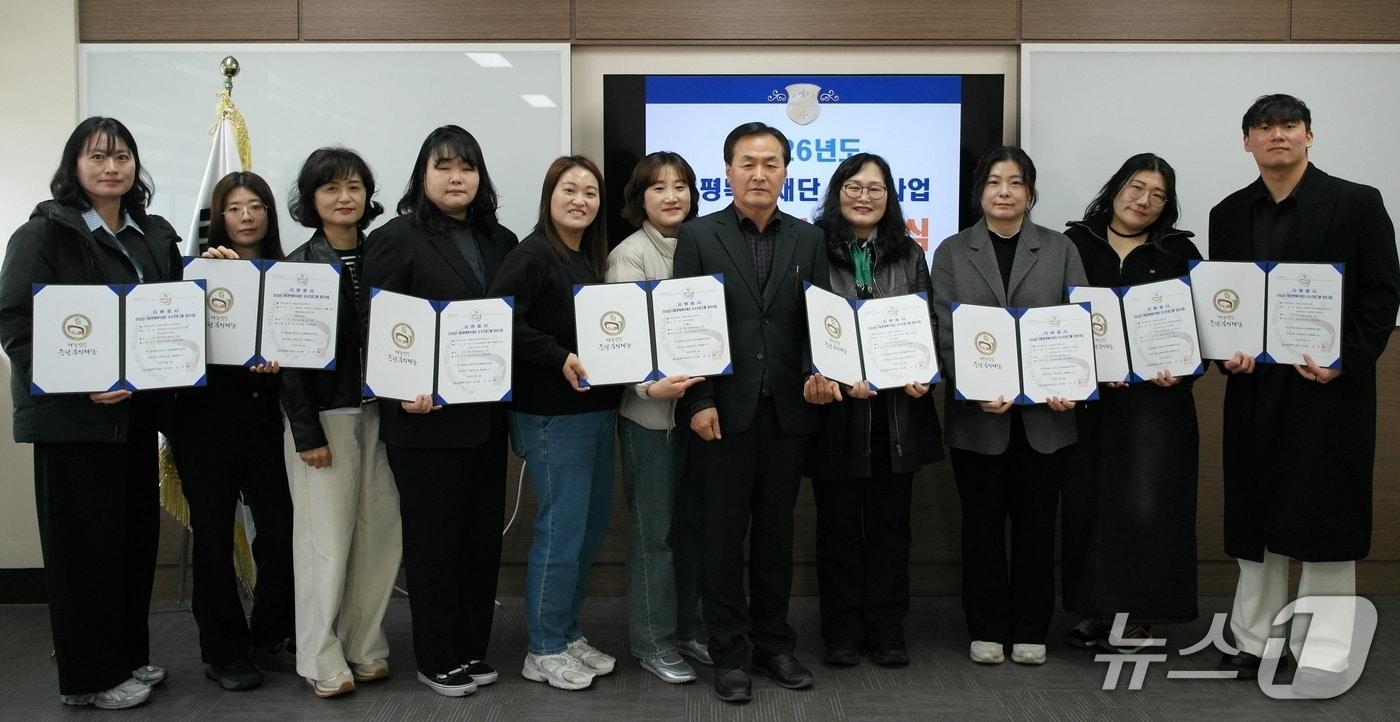 본문 이미지 - (재)증평복지재단은 12일 재단 회의실에서 '2026년도 증평복지재단 우수프로그램 공모사업' 선정 기관에 지원 증서를 전달했다.(증평군 제공. 재판매 및 DB금지)