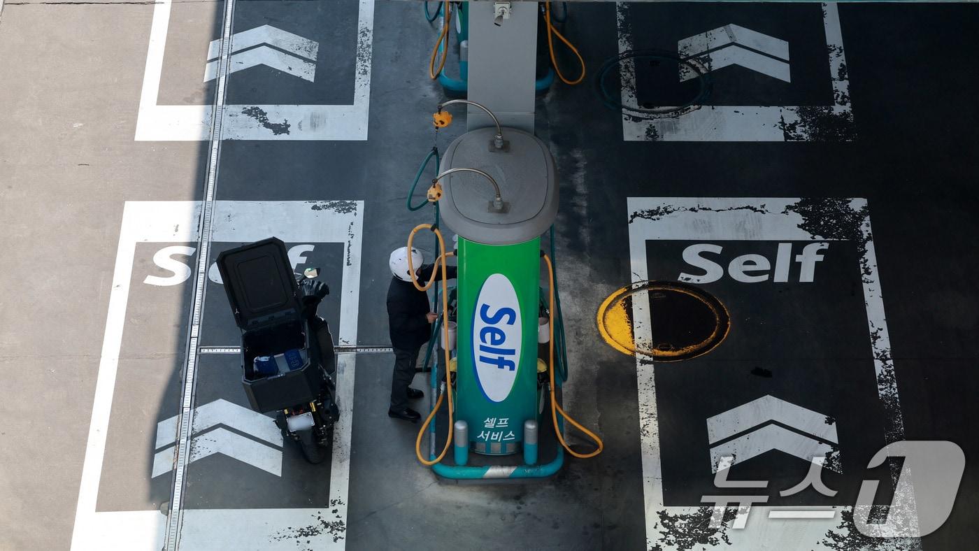 본문 이미지 - 12일 서울의 한 주유소에 유류 가격이 표시돼 있다. 2026.3.12 ⓒ 뉴스1 이호윤 기자
