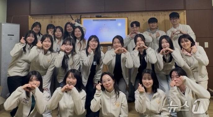 본문 이미지 - 전국수의과대학봉사동아리연합회가 기념사진을 찍고 있다(연합회 제공) ⓒ 뉴스1