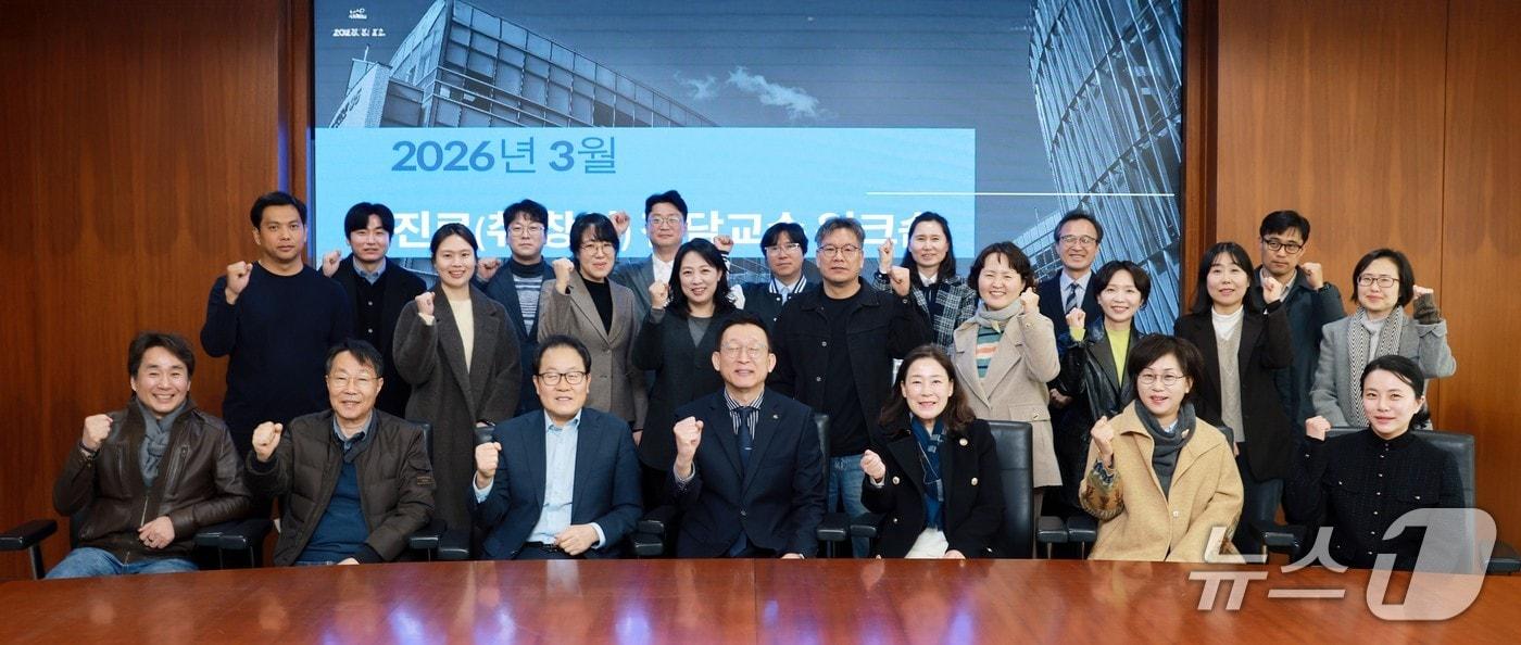 본문 이미지 - 삼육대 대학일자리본부는 11일 교내 백주년기념관에서 '2026학년도 진로(취·창업) 전담교수'  임명식을 열었다. 사진은 올해 임명된 진로전담교수들이 기념촬영을 한 장면.(삼육대 제공)