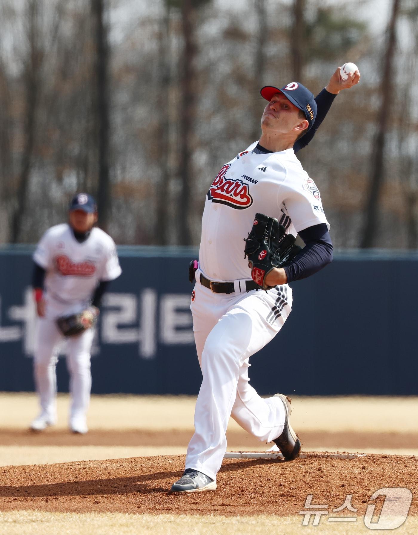 본문 이미지 - 12일 오후 경기도 이천 두산베어스파크에서 열린 '2026 신한 SOL KBO리그' 시범경기 두산 베어스와 키움 히어로즈의 경기에서 두산 선발 크리스 플렉센이 역투하고 있다. 2026.3.12 ⓒ 뉴스1 김민지 기자