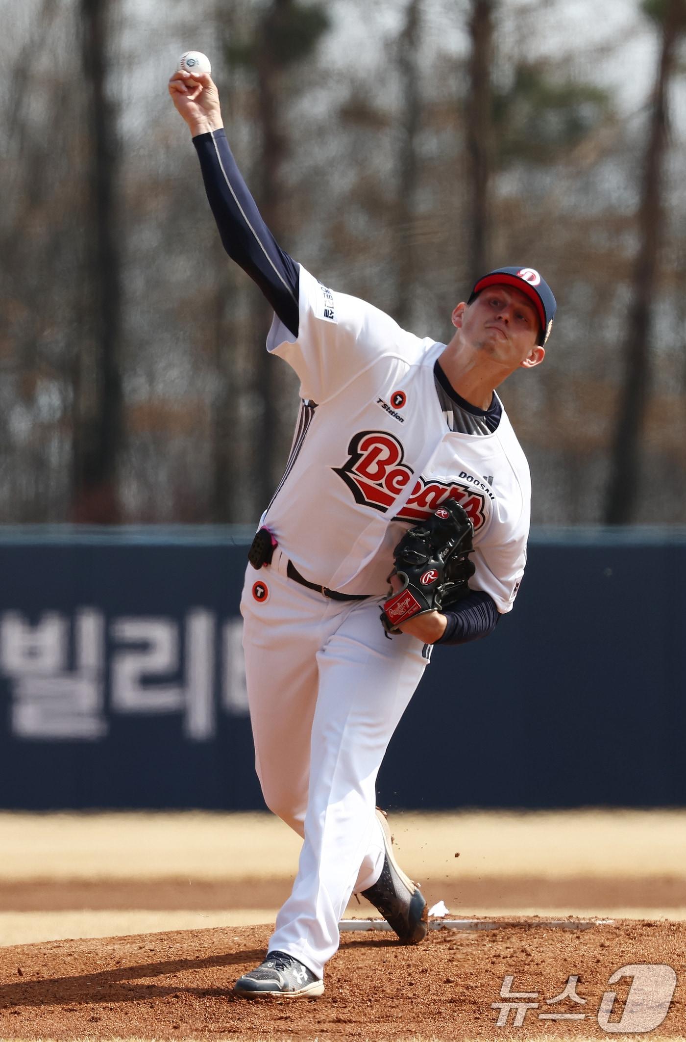 본문 이미지 - 12일 오후 경기도 이천 두산베어스파크에서 열린 '2026 신한 SOL KBO리그' 시범경기 두산 베어스와 키움 히어로즈의 경기에서 두산 선발 크리스 플렉센이 역투하고 있다. 2026.3.12 ⓒ 뉴스1 김민지 기자