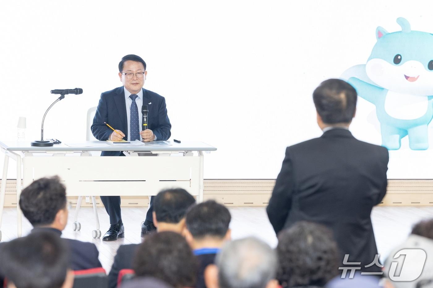 본문 이미지 - 12일부터 주민과의 대화에 나선 정헌율 전북 익산시장이 이날 함열읍과 춘포면 주민들을 만난 가운데 주민의 목소리를 들으며 건의 사항을 적고 있다.(익산시 제공. 재판매 및 DB 금지)