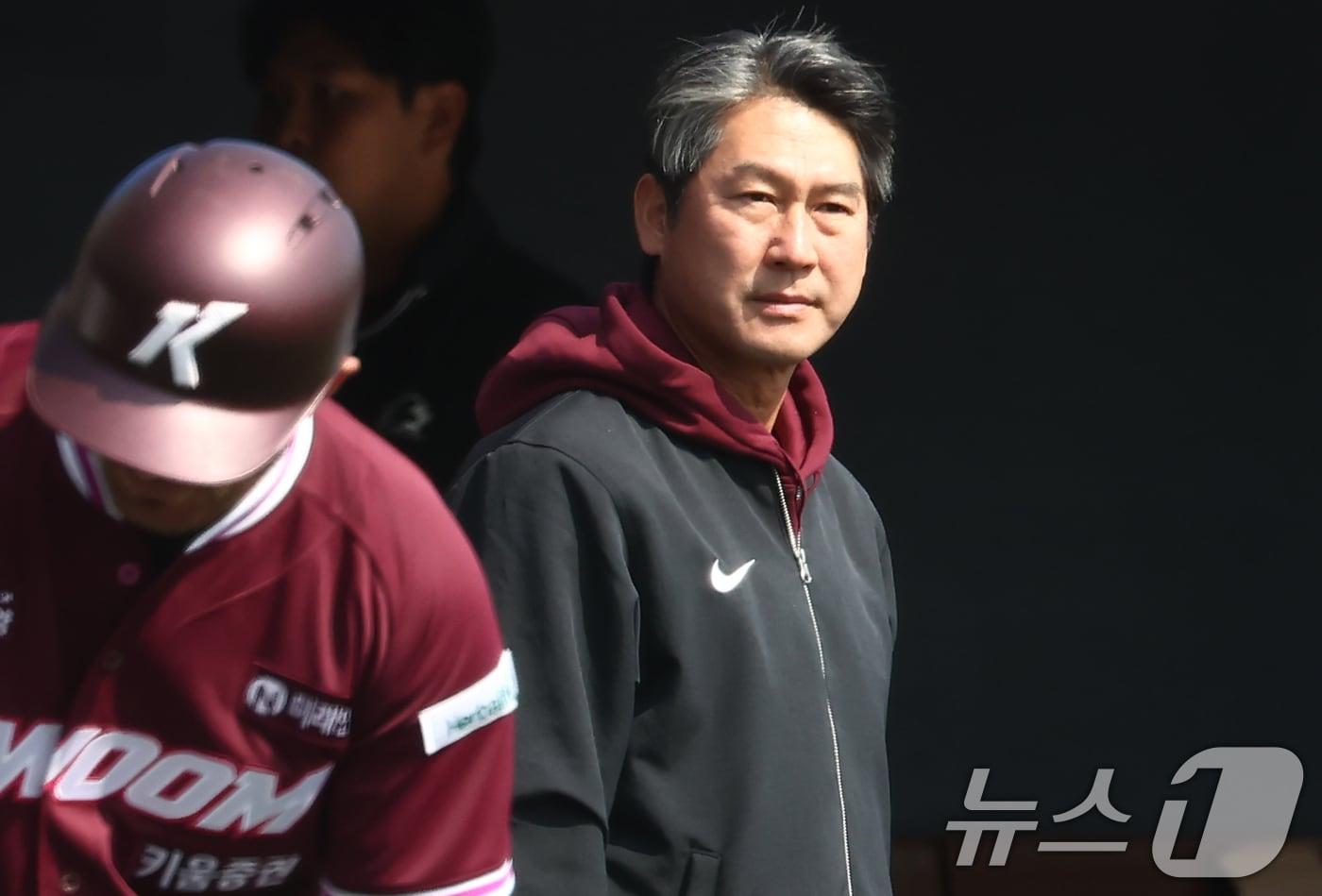 본문 이미지 - 12일 오후 경기도 이천 두산베어스파크에서 열린 '2026 신한 SOL KBO리그' 시범경기 두산 베어스와 키움 히어로즈의 경기에서 키움 설종진 감독이 피치를 바라보고 있다. 2026.3.12 ⓒ 뉴스1 김민지 기자