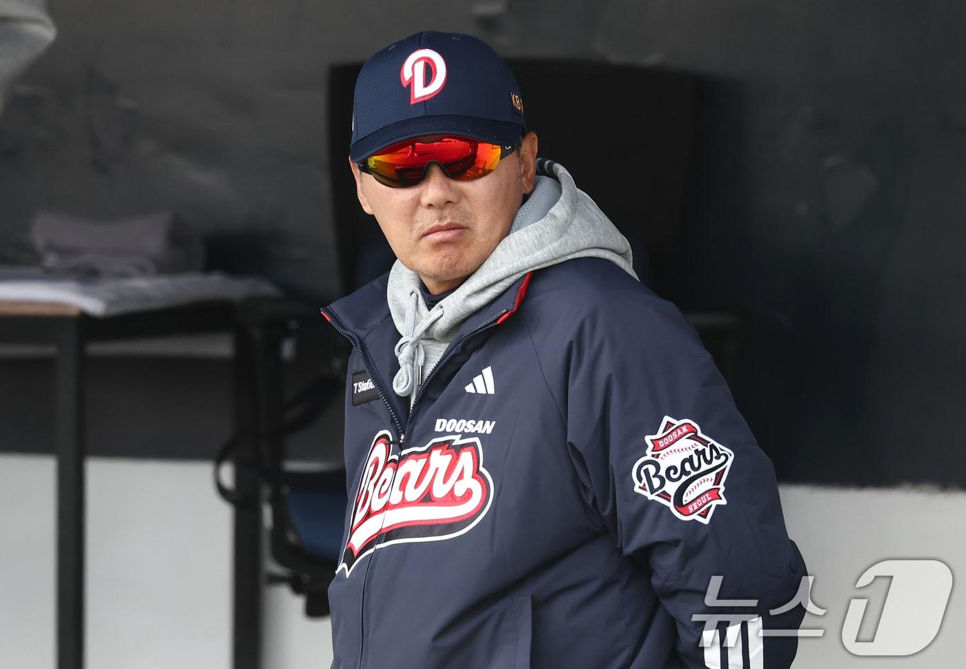 본문 이미지 - 12일 오후 경기도 이천 두산베어스파크에서 열린 '2026 신한 SOL KBO리그' 시범경기 두산 베어스와 키움 히어로즈의 경기에서 두산 김원형 감독이 피치를 바라보고 있다. 2026.3.12 ⓒ 뉴스1 김민지 기자