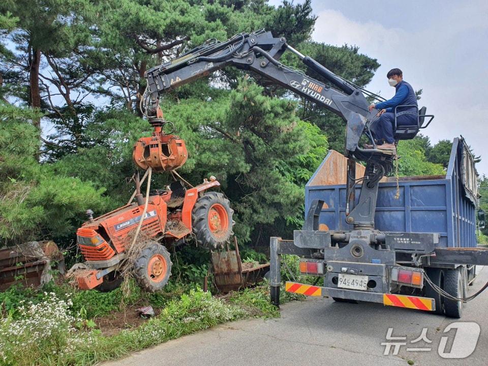 본문 이미지 - 전북 임실군이 방치된 폐농기계로 인한 환경 오염과 경관 훼손을 방지하기 위해 폐농기계 처리 지원사업을 추진한다.(임실군제공, 재판매 및 DB금지)2026.3.12/뉴스1