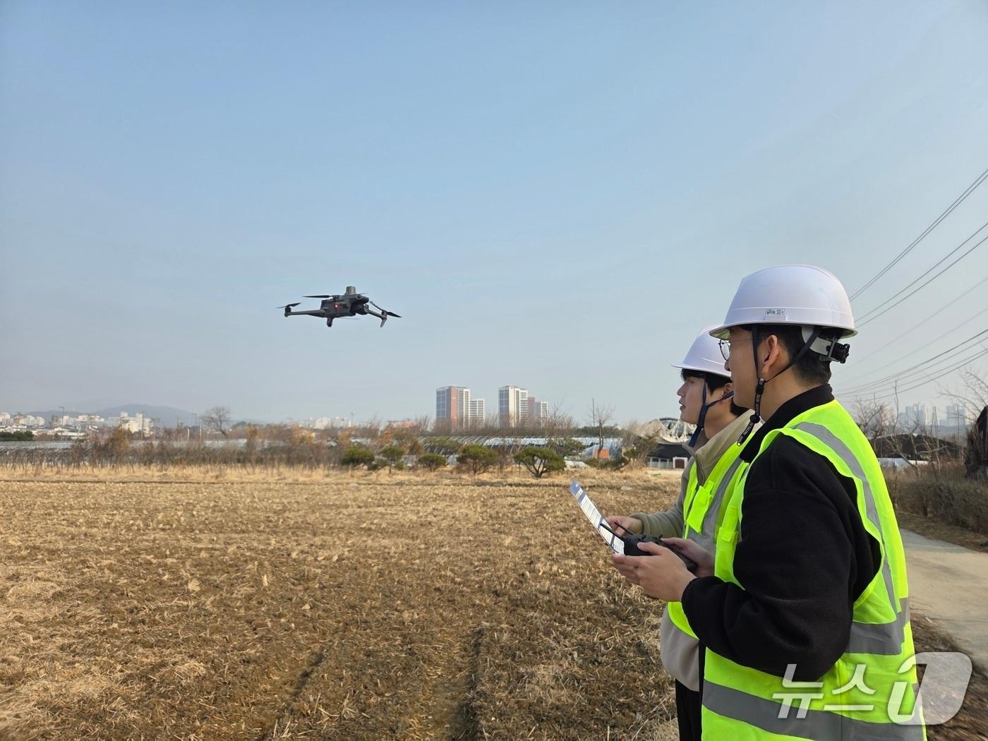 본문 이미지 - 유성구청 직원이 드론을 활용해 개발제한구역 내 불법행위를 단속하고 있다.(유성구 제공. 재판매 및 DB금지)/뉴스1