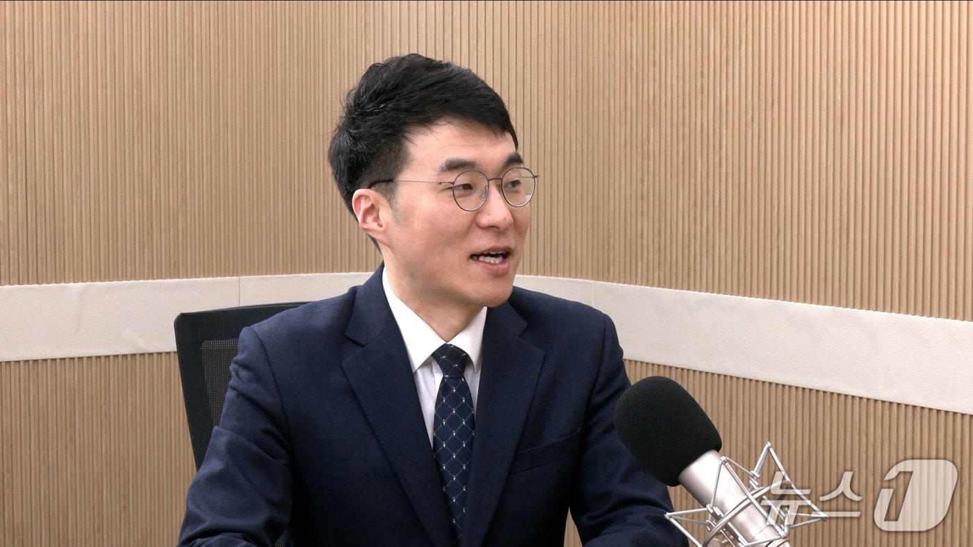 본문 이미지 - 김남국 더불어민주당 대변인이 12일 뉴스1TV '팩트앤뷰'에 출연해 질문에 답하고 있다.(뉴스1TV '팩트앤뷰' 캡처)