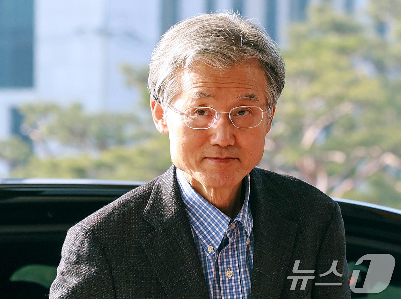 본문 이미지 - 정부가 사법개혁 3법을 공포·시행한 12일 조희대 대법원장이 서울 서초구 대법원으로 출근하고 있다. 이날 조 대법원장은 이재명 대통령 공직선거법 위반 사건 파기환송 선고와 관련해 법왜곡죄로 경찰청에 고발됐다. 2026.3.12 ⓒ 뉴스1 이호윤 기자