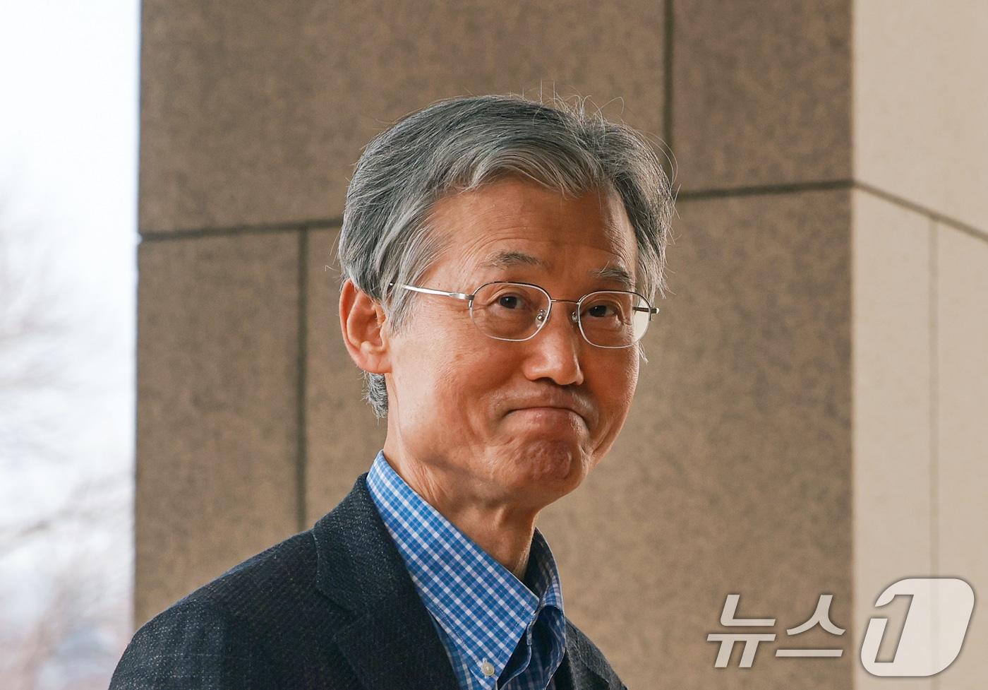 본문 이미지 - 정부가 사법개혁 3법을 공포·시행한 12일 조희대 대법원장이 서울 서초구 대법원으로 출근하고 있다. 이날 조 대법원장은 이재명 대통령 공직선거법 위반 사건 파기환송 선고와 관련해 법왜곡죄로 경찰청에 고발됐다. 2026.3.12 ⓒ 뉴스1 이호윤 기자