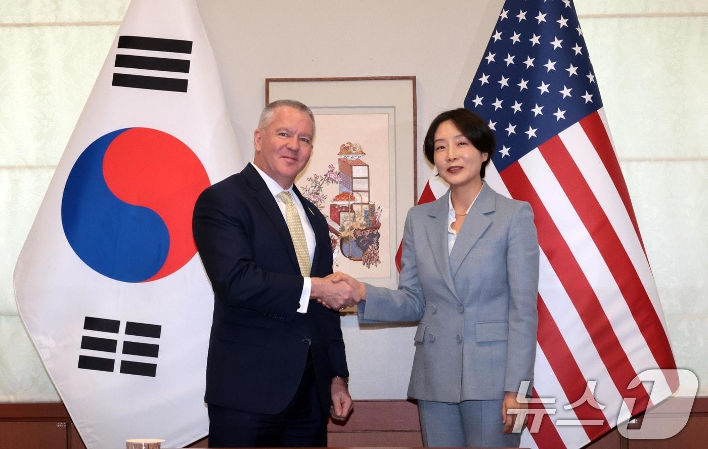 본문 이미지 - 정의혜 외교부 차관보가 12일 오후 서울 종로구 정부서울청사에서 마이클 디솜브레 미 국무부 동아시아 태평양 담당 차관보 면담에 앞서 악수하며 기념촬영을 하고 있다. (공동취재) 2026.3.12 ⓒ 뉴스1 임세영 기자
