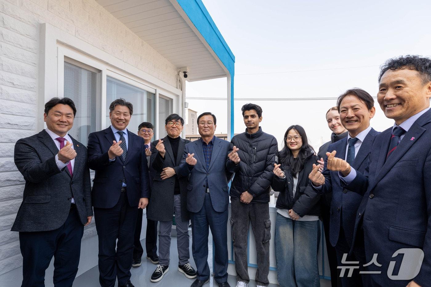 본문 이미지 - 지난 11일 열린 빈집 활용 외국인 유학생 기숙사 입주식에서 주요 참석자 및 입주 학생이 기념촬영을 하고 있는 모습 (해양대 제공. 재판매 및 DB금지)