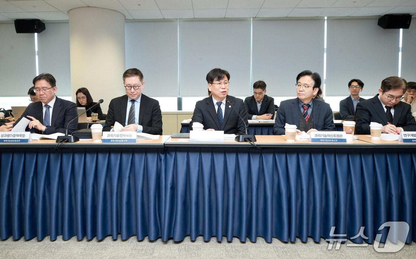 본문 이미지 - 박인규 과학기술혁신본부장이 12일 기자간담회를 진행하고 있다.(과기정통부 제공)