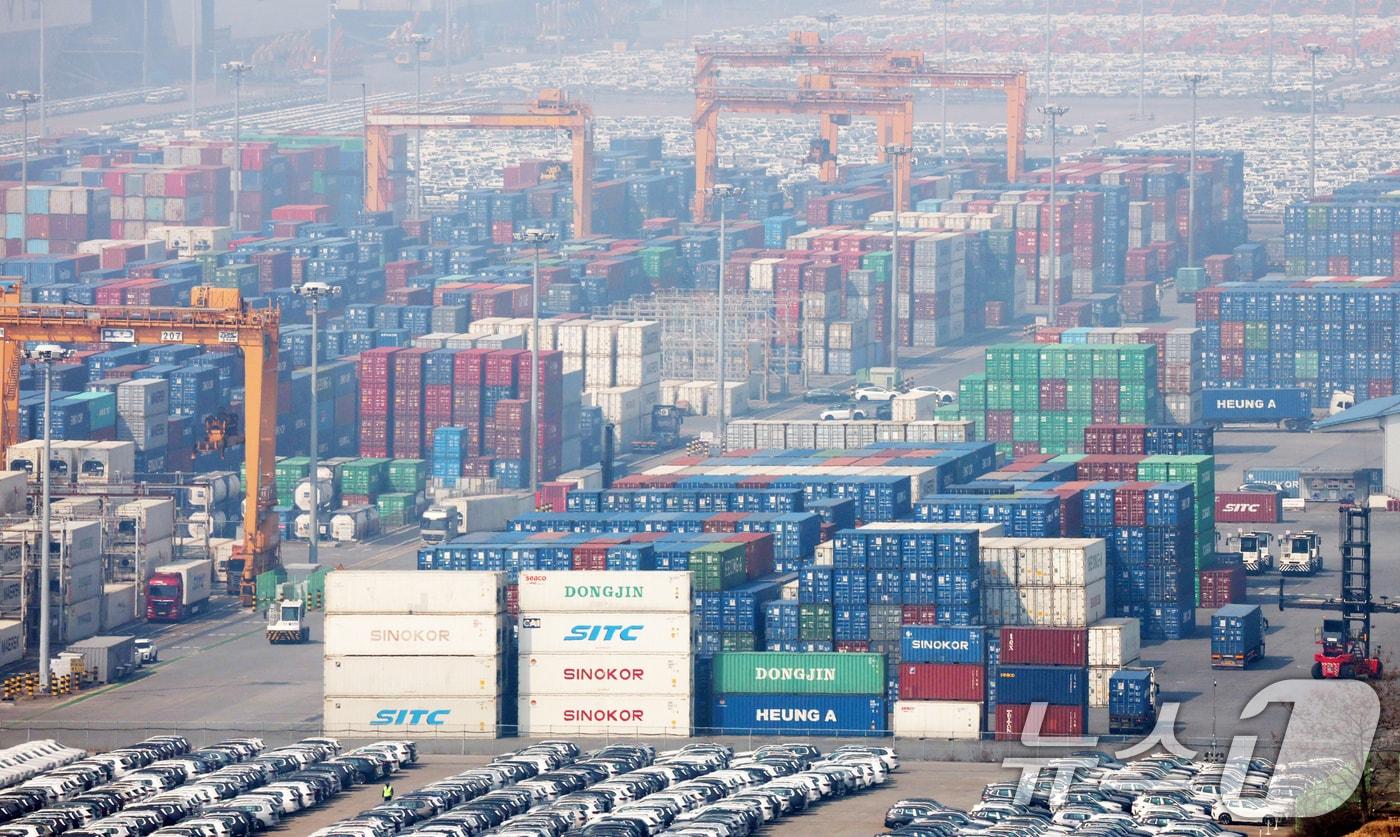 본문 이미지 -  12일 경기 평택시 포승읍 평택항의 모습. 2026.3.12 ⓒ 뉴스1 김영운 기자