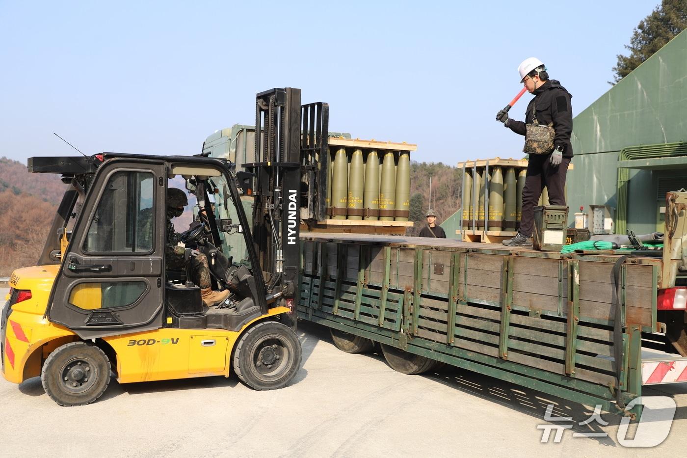 본문 이미지 - 육군 제3군수지원여단 53탄약대대 장병들이 탄약을 적재하는 모습.(3군수지원여단 제공, 재판매 및 DB금지)